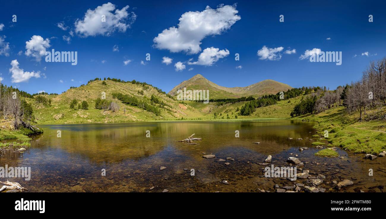 PIC Peric Twin Peaks vom Estany de la Llosa See aus gesehen (Pyrenees-Orientales, Frankreich) Stockfoto