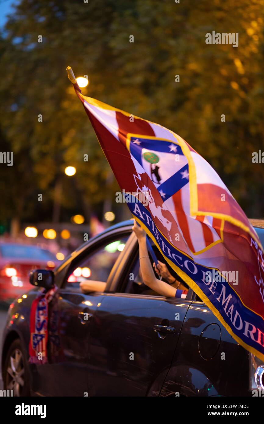 Atletico de Madrid feiert den Ligapitel 2021 auf der Straße. 22. Mai 2021. Ein Auto winkt ein Teambanner aus dem Fenster. Stockfoto