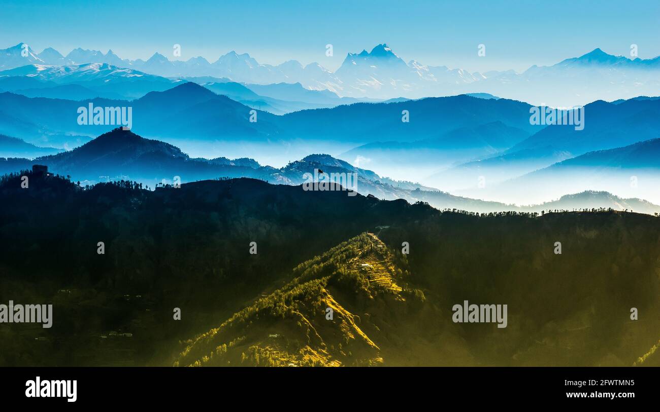 Shimla liegt auf den südwestlichen Gebirgszügen des Himalaya auf 31.61 Nr. 77.10 Grad E. Es hat eine durchschnittliche Höhe von 2,206 Metern (7,238 ft) über dem mittleren Meeresspiegel a Stockfoto