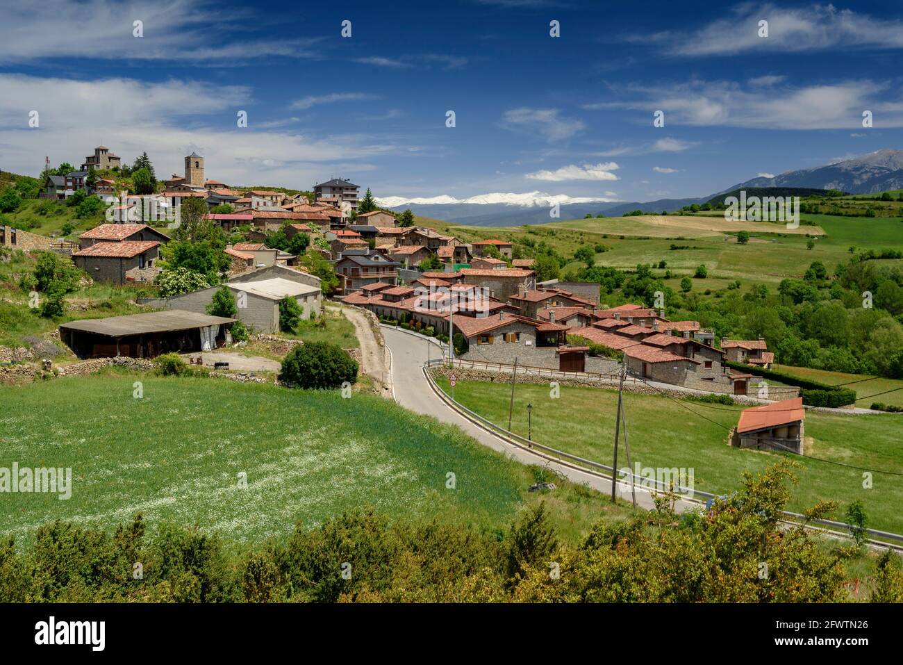 Montellà Dorf und Umgebung im Frühling (Cerdanya, Katalonien, Spanien, Pyrenäen) ESP: Pueblo y entornos de Montellà en primavera, Cerdanya, Cataluña Stockfoto