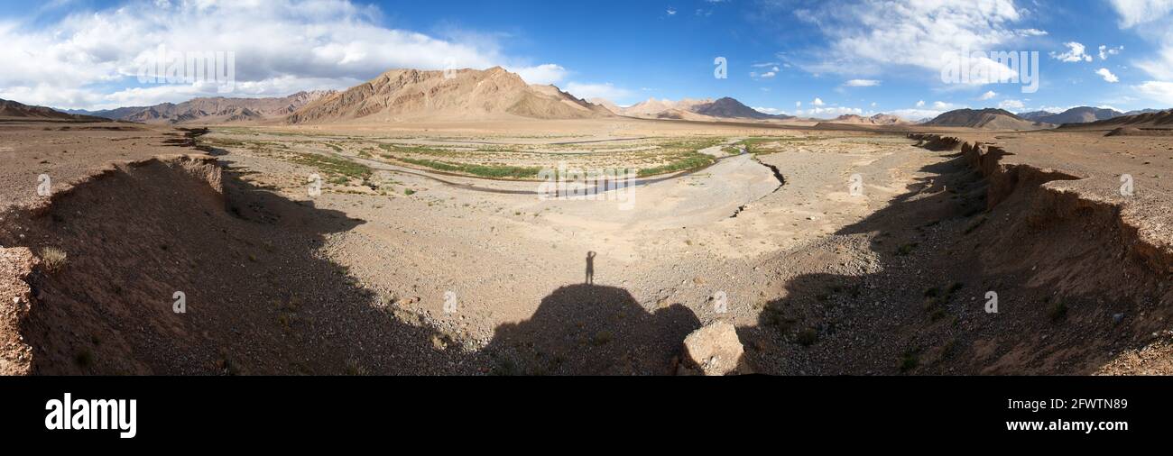 Schönes Panorama der Pamir-Gebirge in Tadschikistan, Landschaft rund um Pamir Autobahn, Dach der Welt Stockfoto