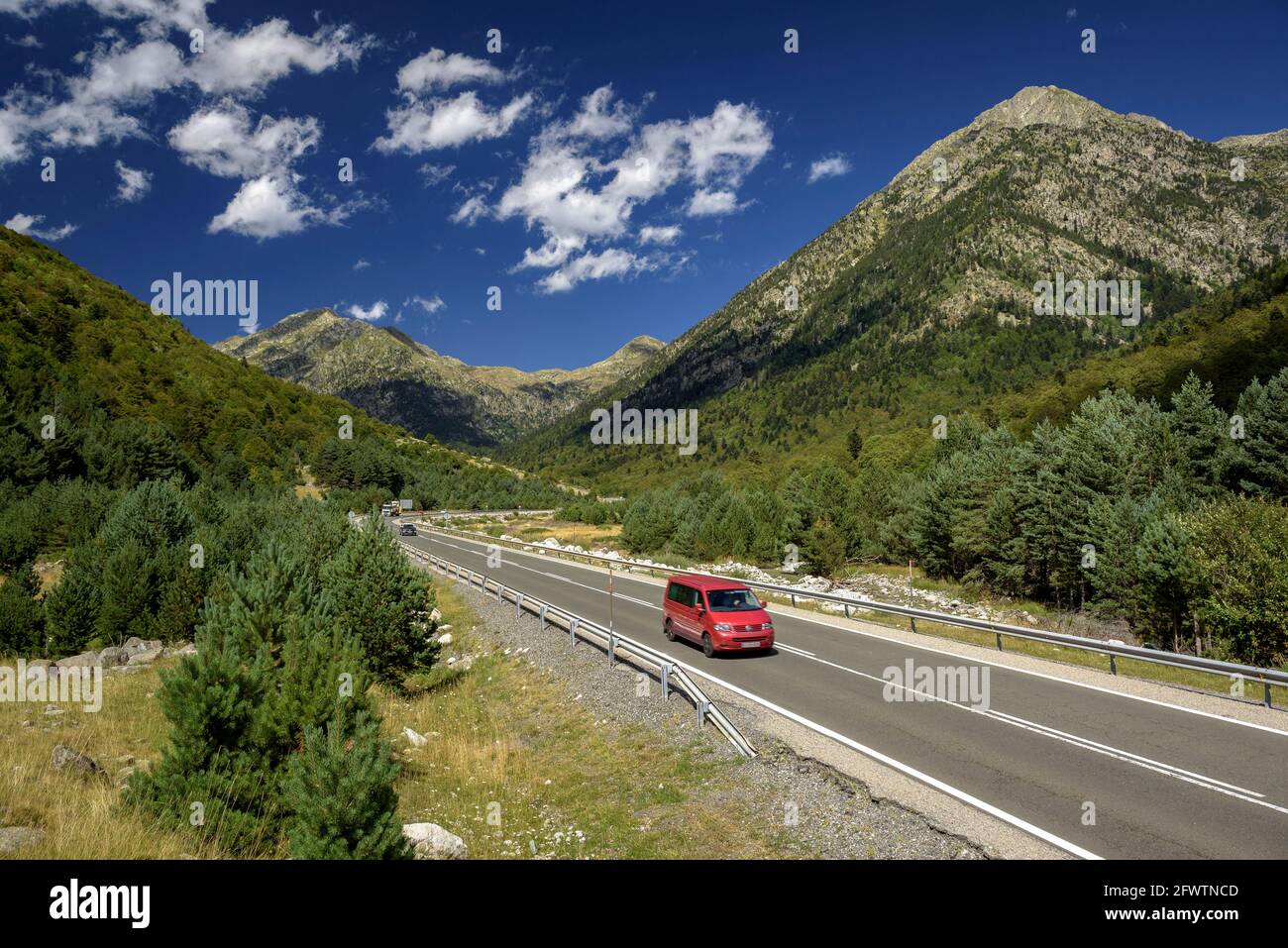 Straße durch das Barrabés-Tal, nahe der Südmündung des Vielha-Tunnels (Aran-Tal, Katalonien, Spanien, Pyrenäen) Stockfoto