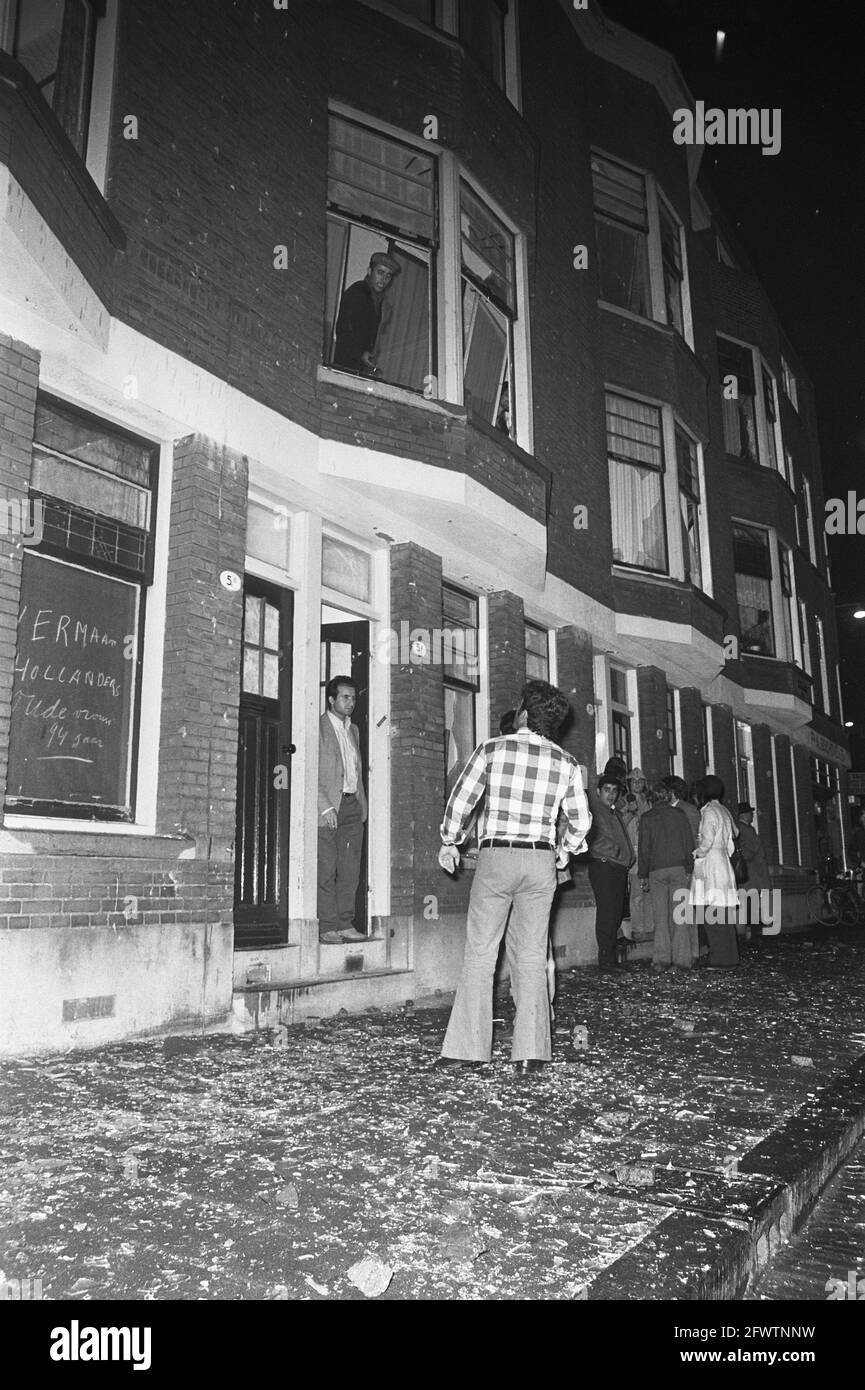 Unruhen in der Nachbarschaft von Rotterdam Afrikaander, Türken sehen Schäden am Haus nach Fenstereinschlag, 14. August 1972, Schäden, Häuser, Niederlande, Presseagentur des 20. Jahrhunderts, Foto, Nachrichten zum erinnern, Dokumentarfilm, historische Fotografie 1945-1990, visuelle Geschichten, Menschliche Geschichte des zwanzigsten Jahrhunderts, Momente in der Zeit festzuhalten Stockfoto