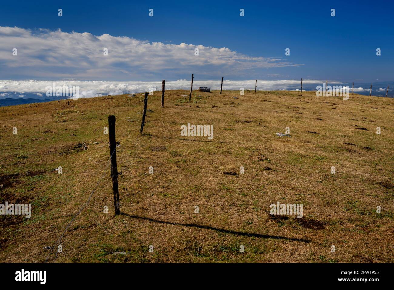 Serra del Catllaràs, in Ras de Clarent Wiesen mit Blick auf die Region (Berguedà, Katalonien, Spanien, Pyrenäen) Stockfoto