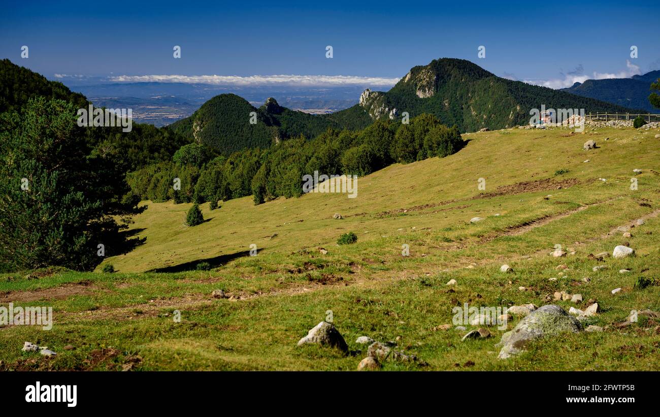 Serra del Catllaràs von der Spitze des Berges aus gesehen. Rechts der Gipfel von Sobrepuny (Berguedà, Katalonien, Spanien, Pyrenäen) Stockfoto