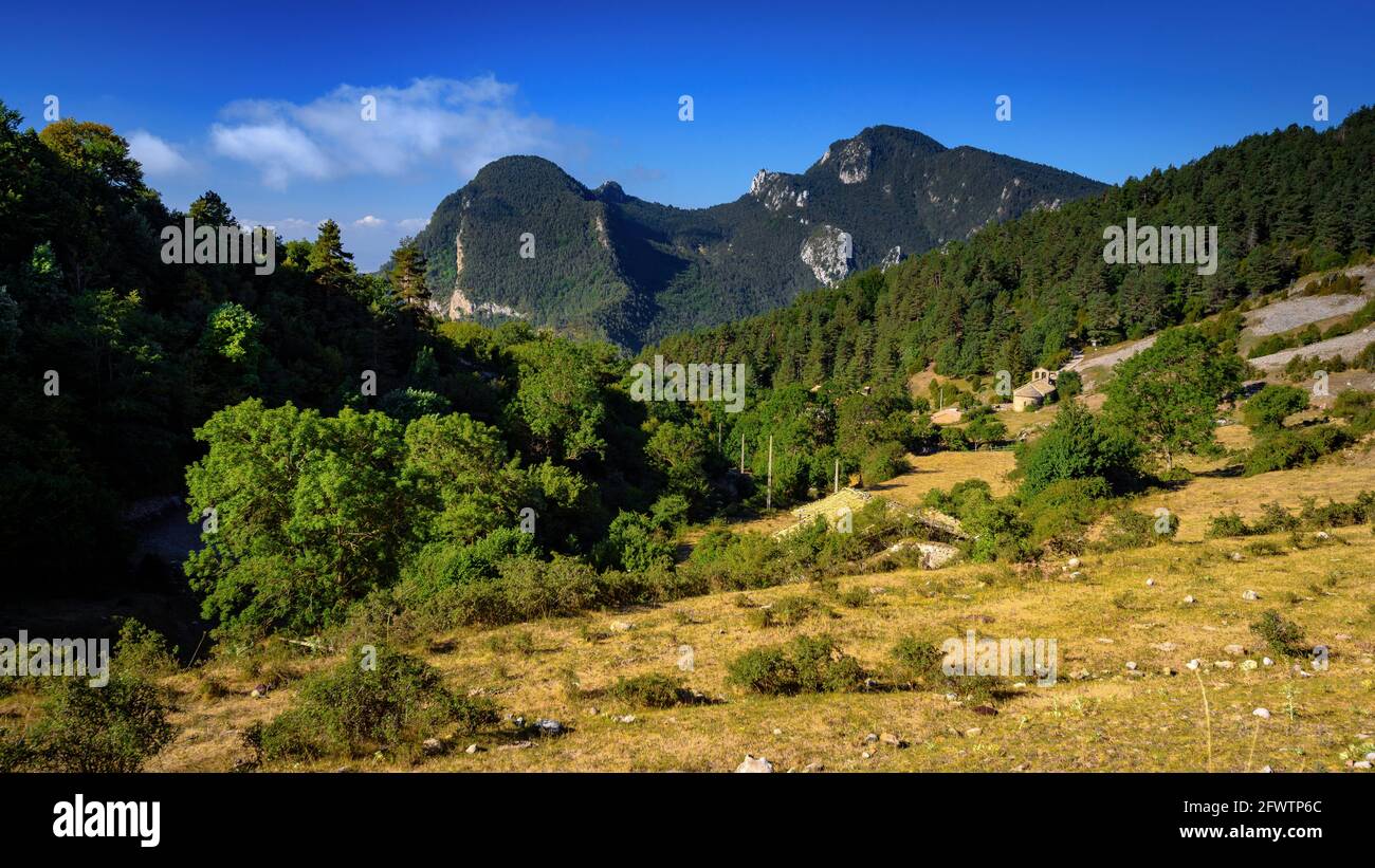 Serra del Catllaràs von der Spitze des Berges aus gesehen. Rechts der Gipfel von Sobrepuny (Berguedà, Katalonien, Spanien, Pyrenäen) Stockfoto