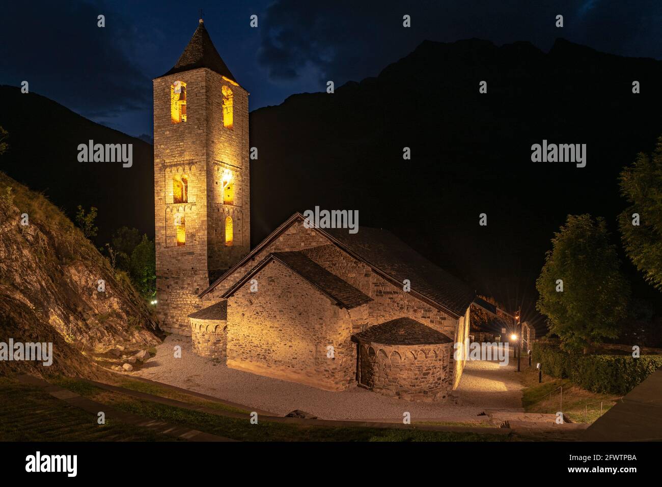 Romanische Kirche von Sant Joan de Boí in einer Sommernacht (Vall de Boí, Katalonien, Spanien, Pyrenäen) ESP: Iglesia románica de Sant Joan de Boí Stockfoto