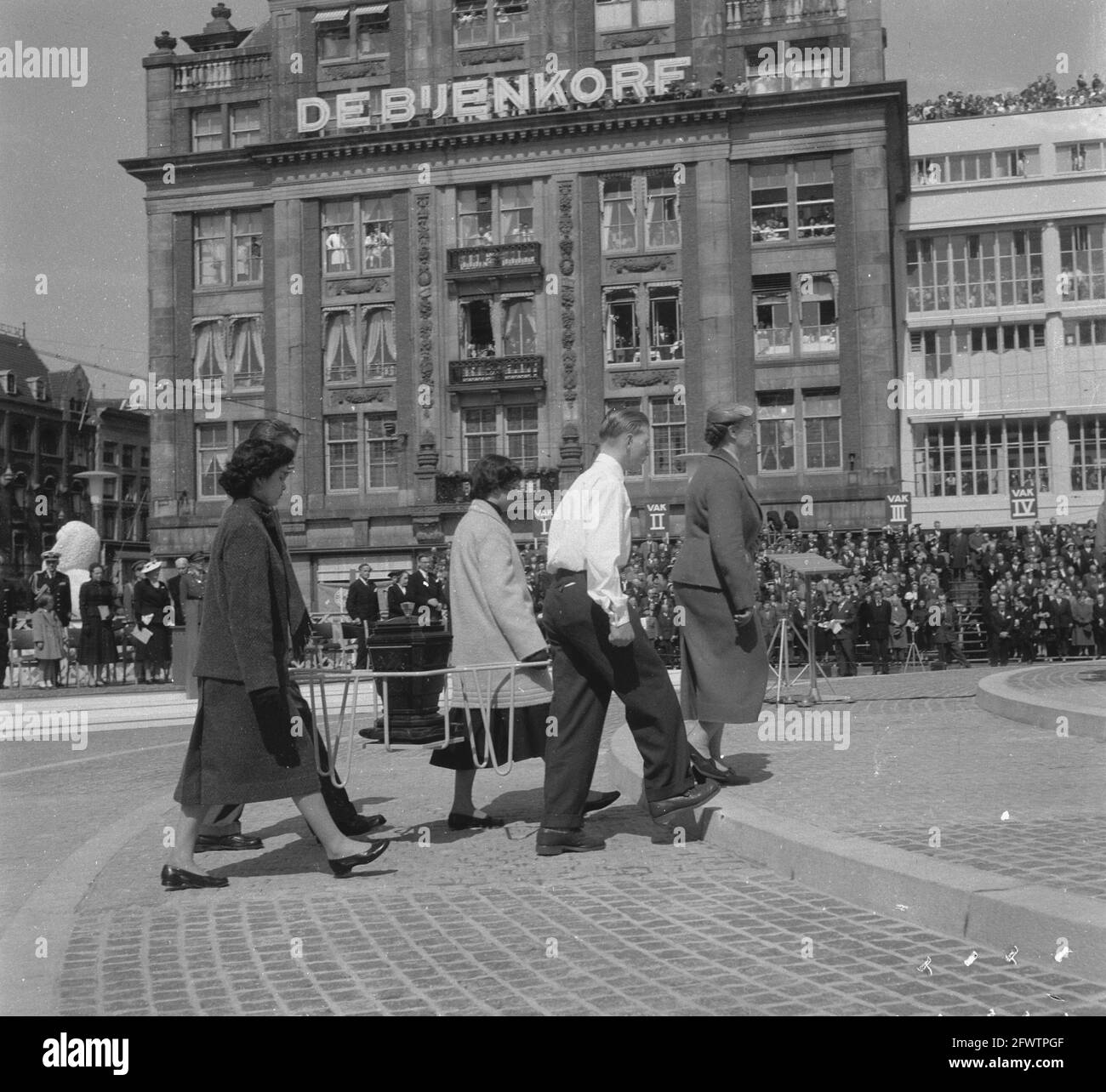 Enthüllung der National Memorial Urns (Indonesien), 4. Mai 1956, Enthüllungen, Niederlande, Foto der Presseagentur des 20. Jahrhunderts, News to Remember, Dokumentarfilm, historische Fotografie 1945-1990, visuelle Geschichten, Menschliche Geschichte des zwanzigsten Jahrhunderts, Momente in der Zeit festzuhalten Stockfoto