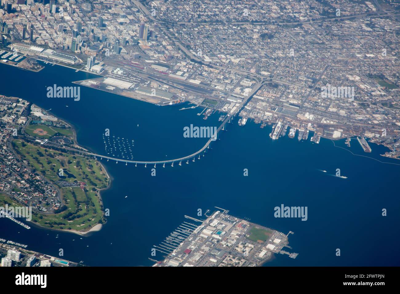 Ozean und Stadt vom Himmel Stockfoto