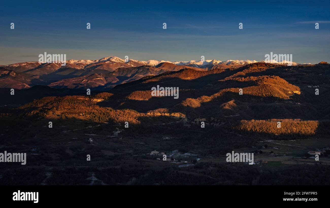 Sonnenaufgang am Aussichtspunkt Bellmunt. Blick auf die Pyrenäen und den Puigmal-Gipfel (Osona, Provinz Barcelona, Katalonien, Spanien, Pyrenäen) Stockfoto