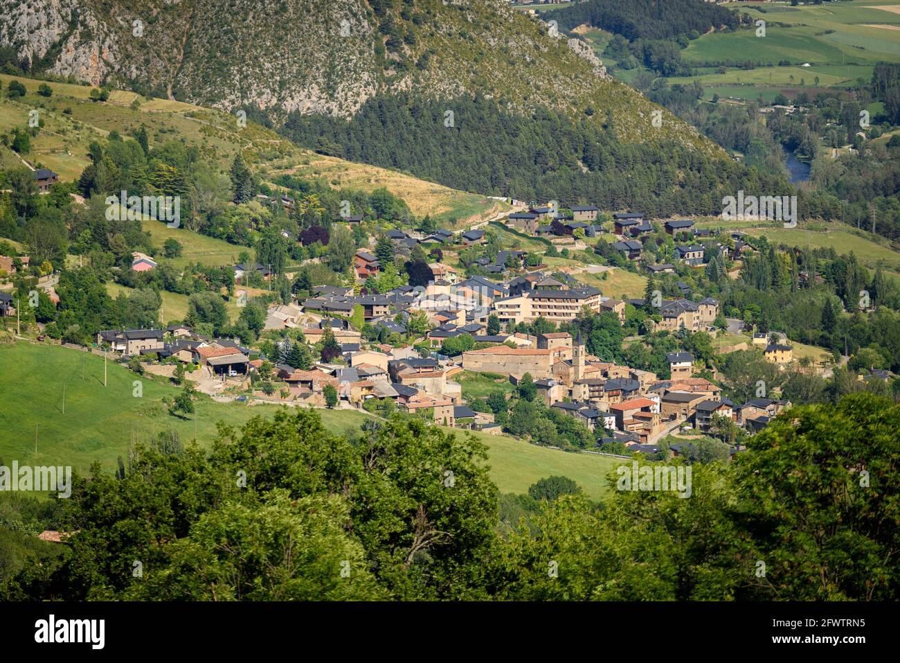 Blick auf das Dorf Prullans an einem Frühlingsnachmittag (Cerdanya, Katalonien, Spanien, Pyrenäen) ESP: Vista del Pueblo de Prullans en primavera Stockfoto