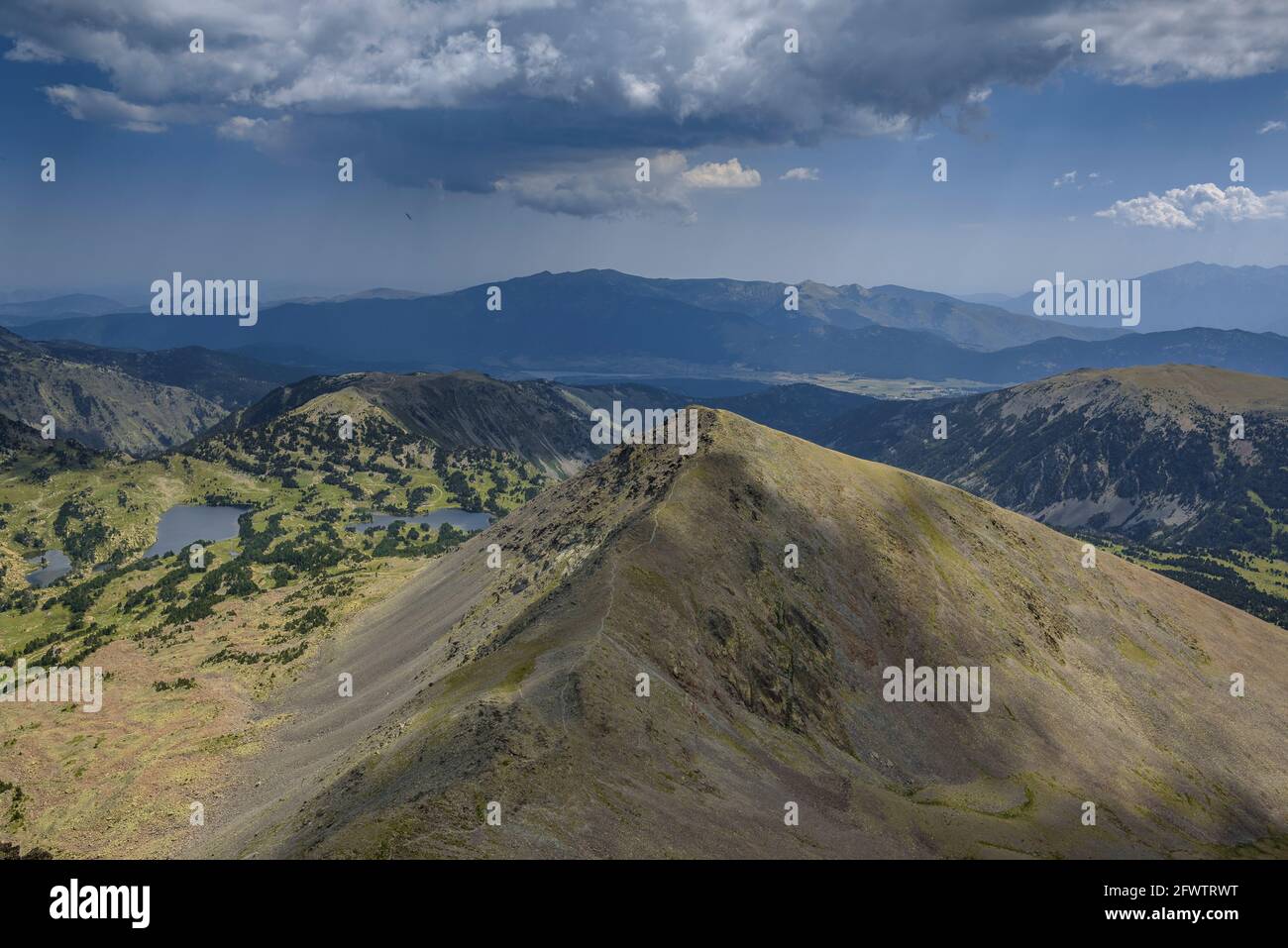 Blick vom Gipfel des Pic Peric (Capcir, Pyrenees-Orientales, Frankreich) ESP: Vistas desde la cima del Pic Peric, Capcir, Pirineos Orientales, Francia Stockfoto