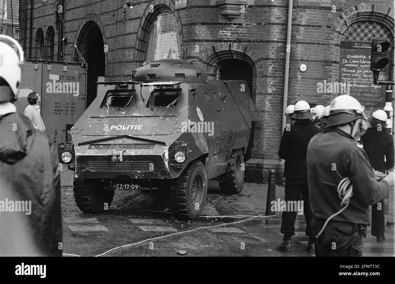 Räumung Grote Wetering, heute eine Hocke in Amsterdam, wurde von MIR und marechaussee evakuiert. Auf dem Bild der UR416 gepanzerte Radwagen mit einem Dach auf der Rückseite montiert, so dass Mitglieder der BRATRA sicher stehen können, um eine Tür zu öffnen, ohne beworfen zu werden, 2. Dezember 1980, Hausbesetzer, mobile Einheit, Räumungen, Polizei, Unruhen, Niederlande, Foto der Presseagentur des 20. Jahrhunderts, zu erinnerende Nachrichten, Dokumentation, historische Fotografie 1945-1990, visuelle Geschichten, Menschliche Geschichte des zwanzigsten Jahrhunderts, Momente in der Zeit festzuhalten Stockfoto