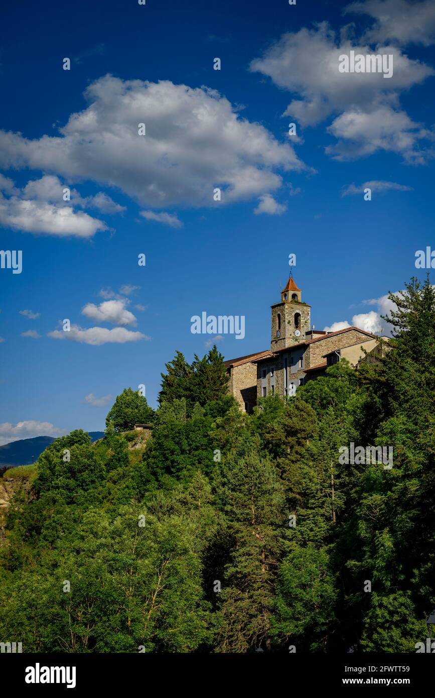 Blick auf Bellver de Cerdanya und den Fluss Segre, der durch diese Stadt fließt (Cerdanya, Katalonien, Spanien, Pyrenäen) Stockfoto