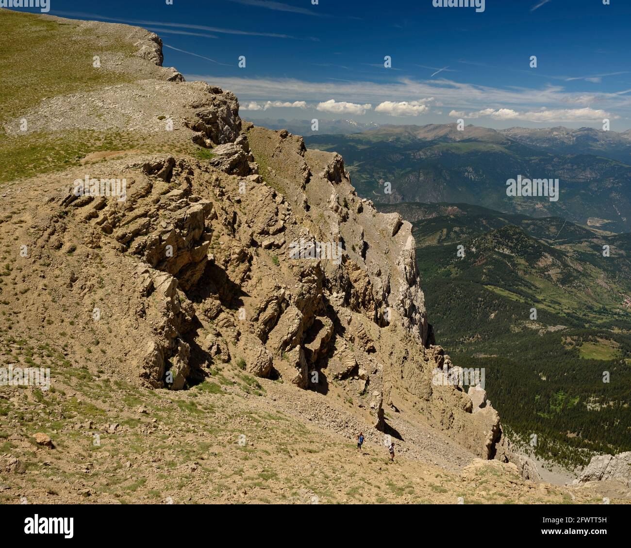 Serra del Cadí vom Trekking aus gesehen, das die Bergkette durchquert (Cerdanya, Katalonien, Spanien, Pyrenäen) Stockfoto