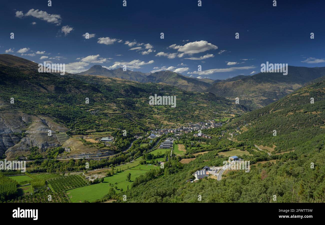 Sort Tal und Dorf von der Straße, die nach Port del Cantó (Pallars Sobirà, Katalonien, Spanien, Pyrenäen) Stockfoto