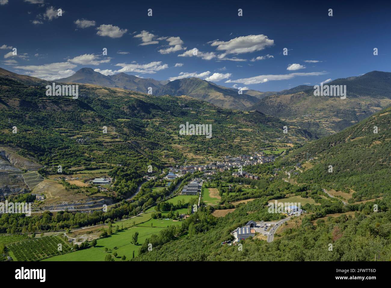 Sort Tal und Dorf von der Straße, die nach Port del Cantó (Pallars Sobirà, Katalonien, Spanien, Pyrenäen) Stockfoto