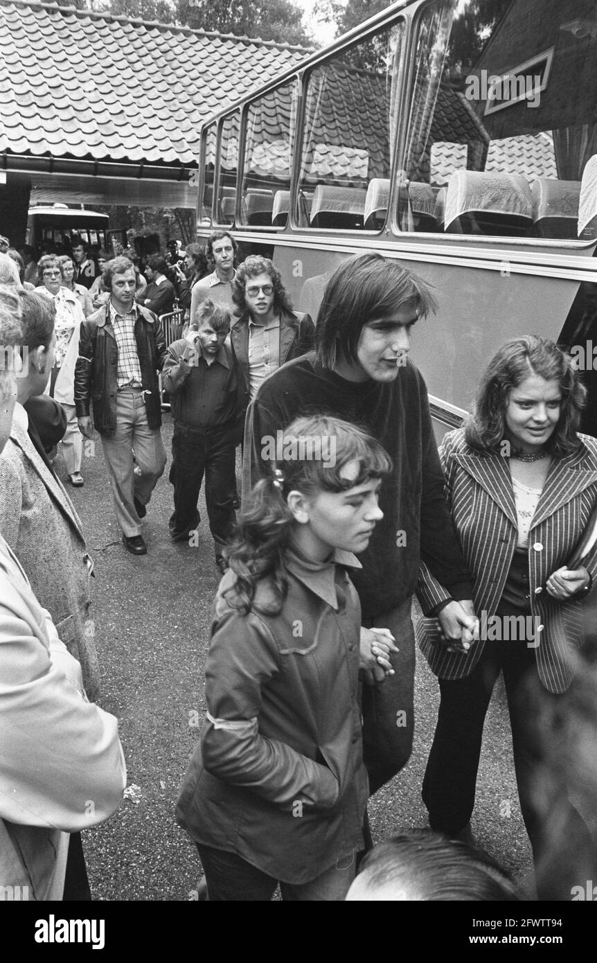 Evakuierung Lorentz-Pavillon von Dennendal; Schüler werden in Busse gebracht, 3. Juli 1974, Räumungen, Niederlande, 20. Jahrhundert Presseagentur Foto, Nachrichten zu erinnern, Dokumentarfilm, historische Fotografie 1945-1990, visuelle Geschichten, Menschliche Geschichte des zwanzigsten Jahrhunderts, Momente in der Zeit festzuhalten Stockfoto