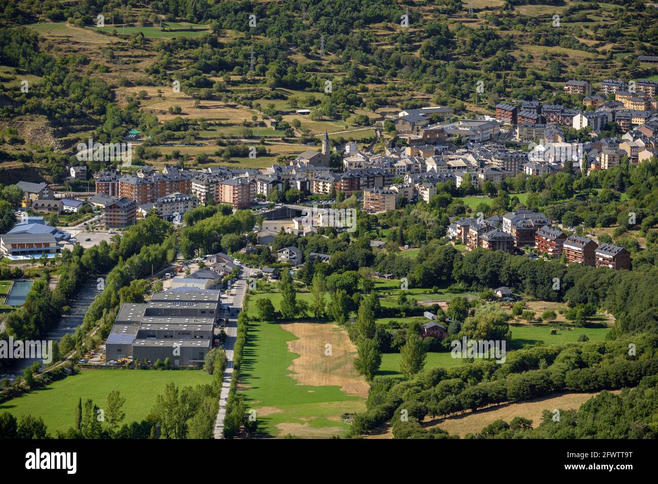 Sort Tal und Dorf von der Straße, die nach Port del Cantó (Pallars Sobirà, Katalonien, Spanien, Pyrenäen) Stockfoto