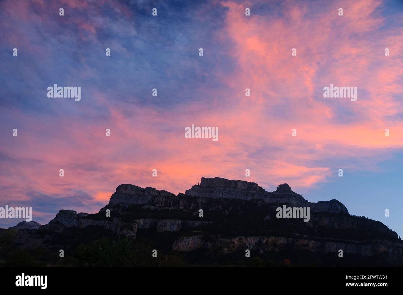 Sonnenaufgang von Vió (Aragon). Blick auf die Schlucht Añisclo (Nationalpark Ordesa und Monte Perdido, Spanien, Pyrenäen) Stockfoto