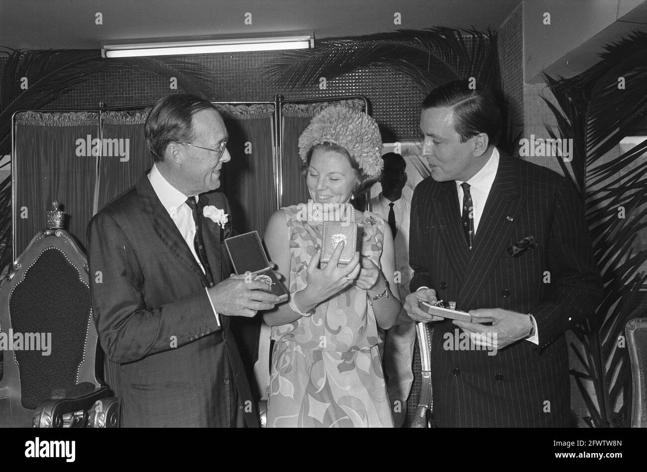 Empfang im Rathaus von Addis Abeba Prinz Bernhard Prinzessin Beatrix und Prinz Claus mit empfangenen Schmuck, 27. Januar 1969, Quittungen, Stadthallen, Niederlande, Presseagentur des 20. Jahrhunderts, Foto, Nachrichten zum erinnern, Dokumentarfilm, historische Fotografie 1945-1990, visuelle Geschichten, Menschliche Geschichte des zwanzigsten Jahrhunderts, Momente in der Zeit festzuhalten Stockfoto