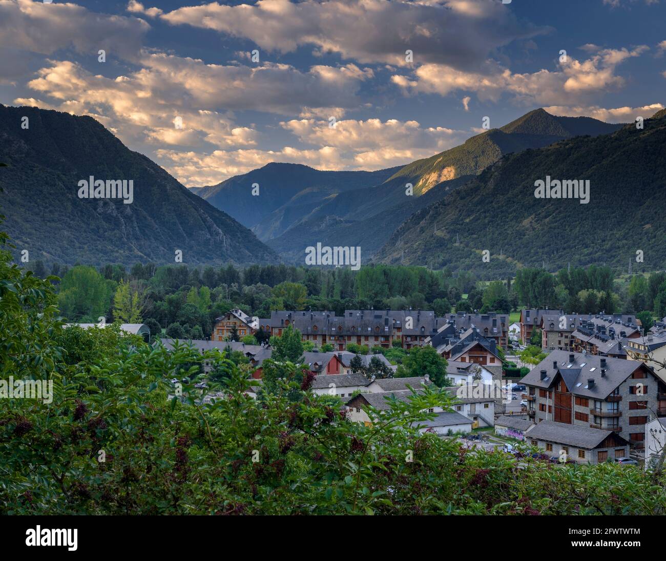 Sonnenaufgang über dem Tal und der Stadt Esterri d'Àneu (Pallars Sobirà, Katalonien, Spanien, Pyrenäen) Stockfoto