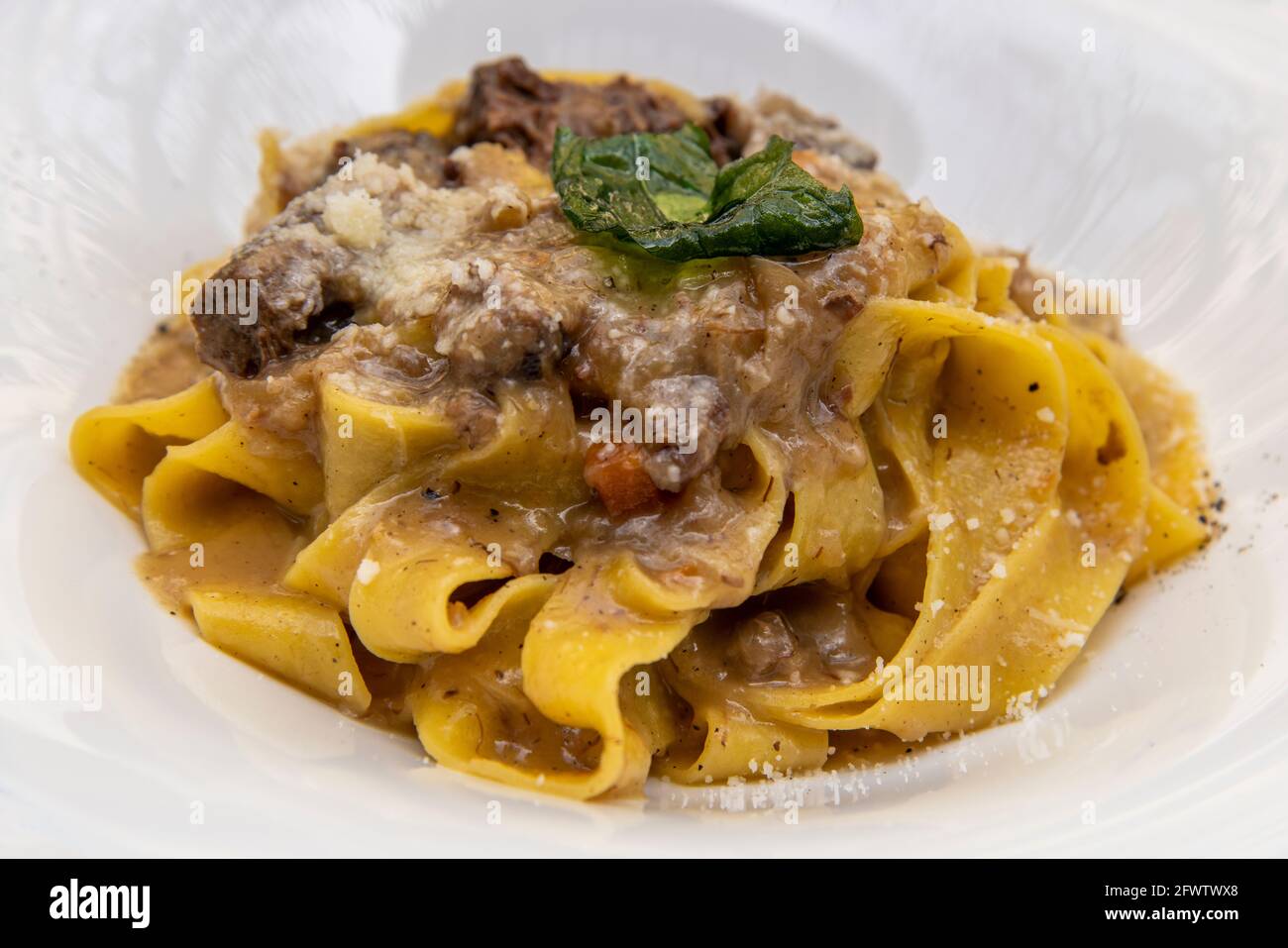 Pappardelle Pasta mit genovesischer Sauce serviert in einem Restaurant in Neapel, Kampanien, Italien Stockfoto