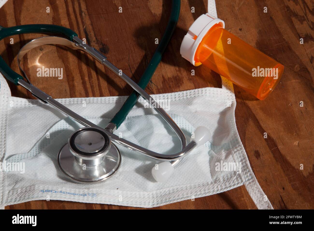 Stethoskop und Pillenflasche Stockfoto