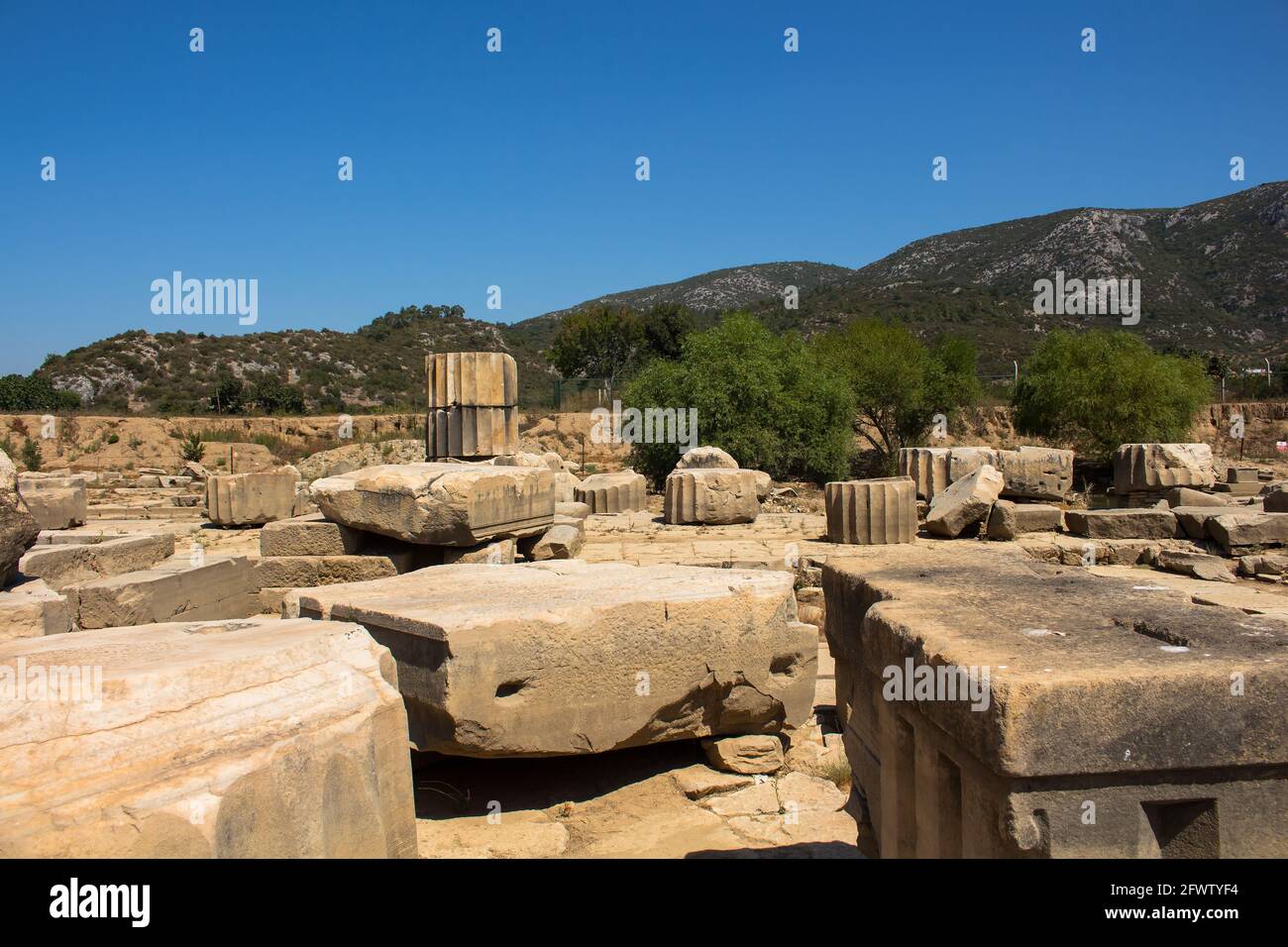 Blick auf ein altes griechisches Heiligtum an der Küste Ionias, das „Claros“ genannt wird. Die Ruinen des Heiligtums befinden sich nördlich der Stadt Ahmetbeyli in den Männern Stockfoto