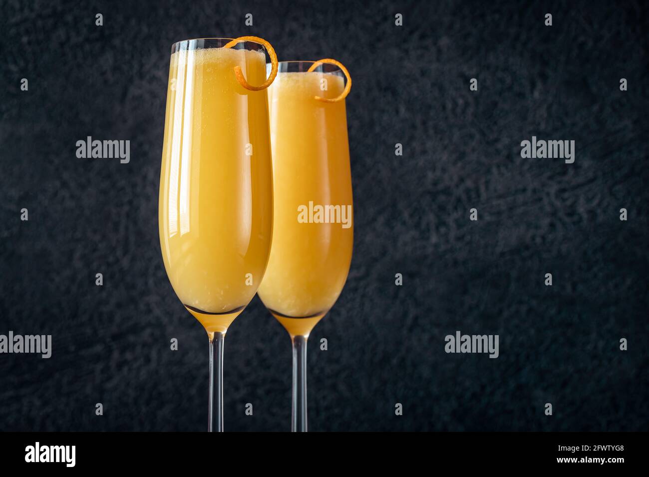 Zwei Gläser Bucks Fizz-Cocktail auf schwarzem Hintergrund Stockfoto