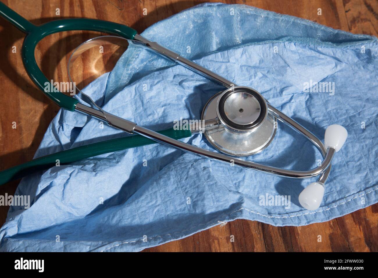 Stethoskop und chirurgische Kappe Stockfoto