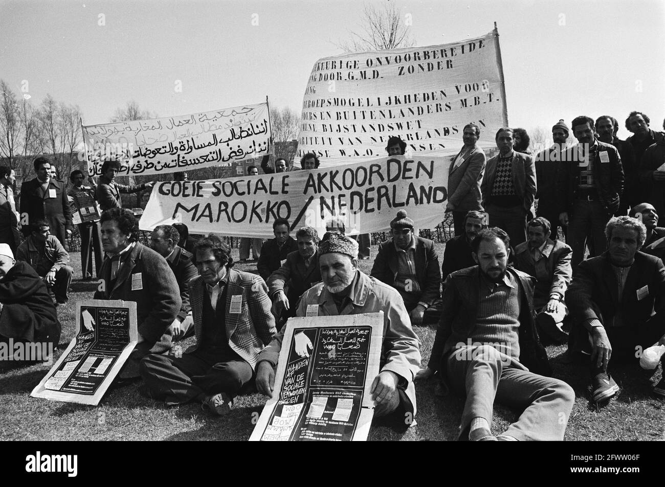 Banner lesen unter anderem, gute Sozialabkommen Marokko Niederlande, 19. April 1979, Demonstrationen, Banner, Niederlande, Presseagentur des 20. Jahrhunderts, Foto, Nachrichten zum erinnern, Dokumentarfilm, historische Fotografie 1945-1990, visuelle Geschichten, Menschliche Geschichte des zwanzigsten Jahrhunderts, Momente in der Zeit festzuhalten Stockfoto