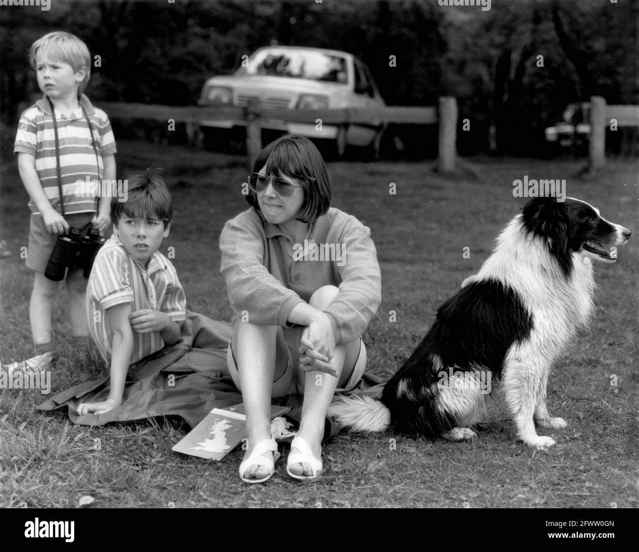 Mutter und Kinder mit Hund an einem Tag Großbritannien, Großbritannien 1987 Stockfoto
