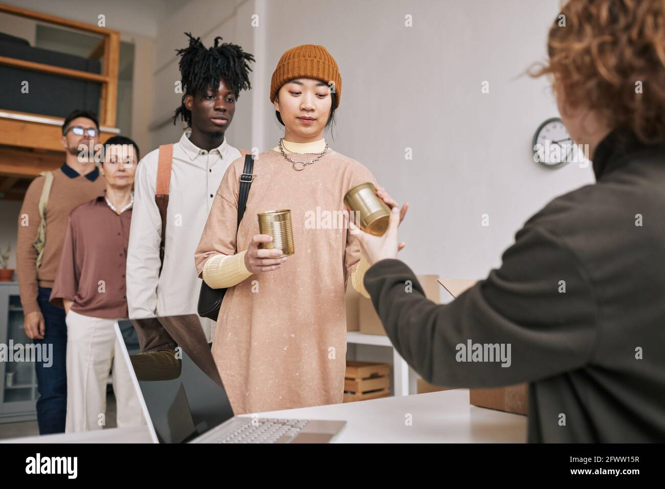 Verschiedene Gruppe von Menschen stehen in der Schlange während Hilfe und Spenden Veranstaltung, kopieren Raum Stockfoto