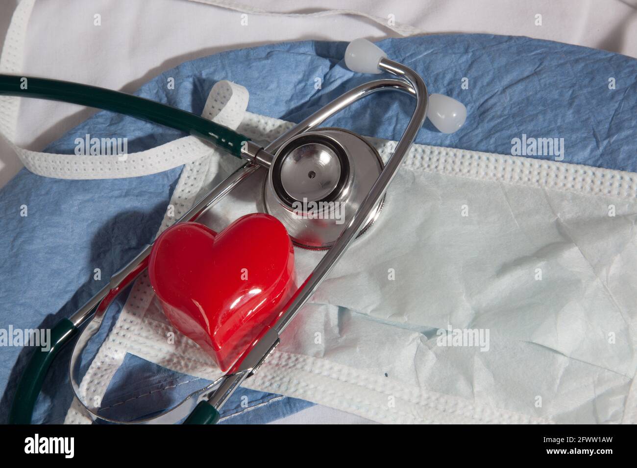 Stethoskop und roten Herzen Stockfoto