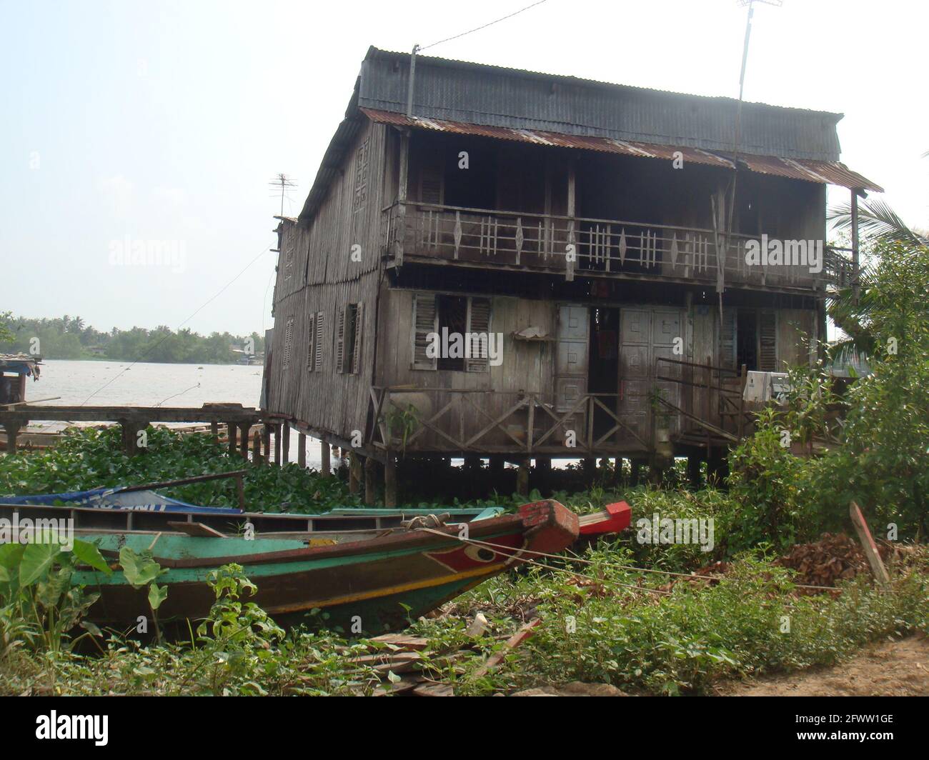 Altes Stelzenhaus im Mekong Delta, Vietnam. Stockfoto