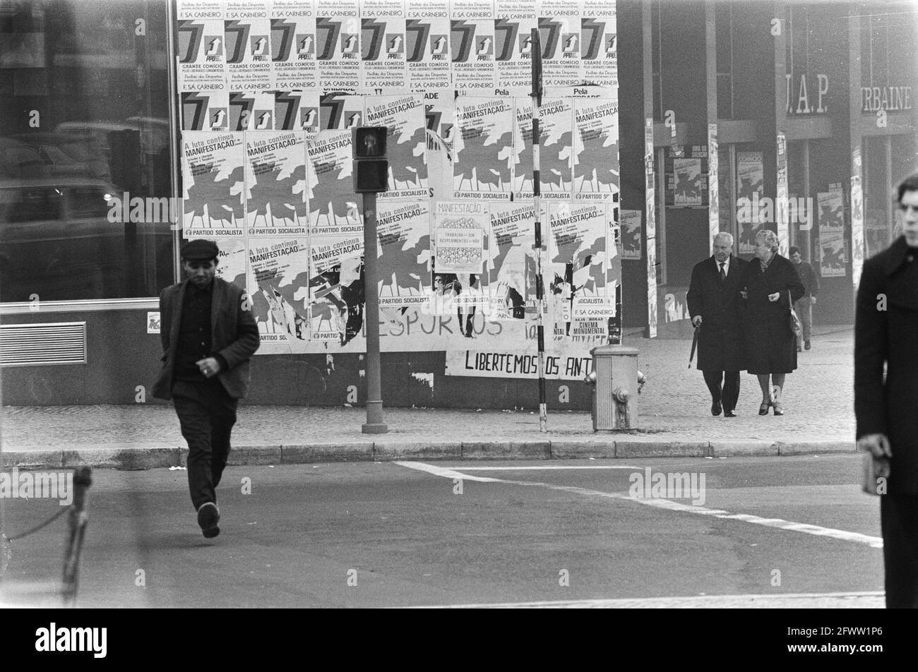 Portugal, Politik, Straßenszenen usw.; Slogans politischer Parteien auf Straßen mit Plakaten, 11. Februar 1975, Plakate, Politik, Politische Parteien, Niederlande, Foto der Presseagentur des 20. Jahrhunderts, Nachrichten zur Erinnerung, Dokumentarfilm, historische Fotografie 1945-1990, visuelle Geschichten, Menschliche Geschichte des zwanzigsten Jahrhunderts, Momente in der Zeit festzuhalten Stockfoto