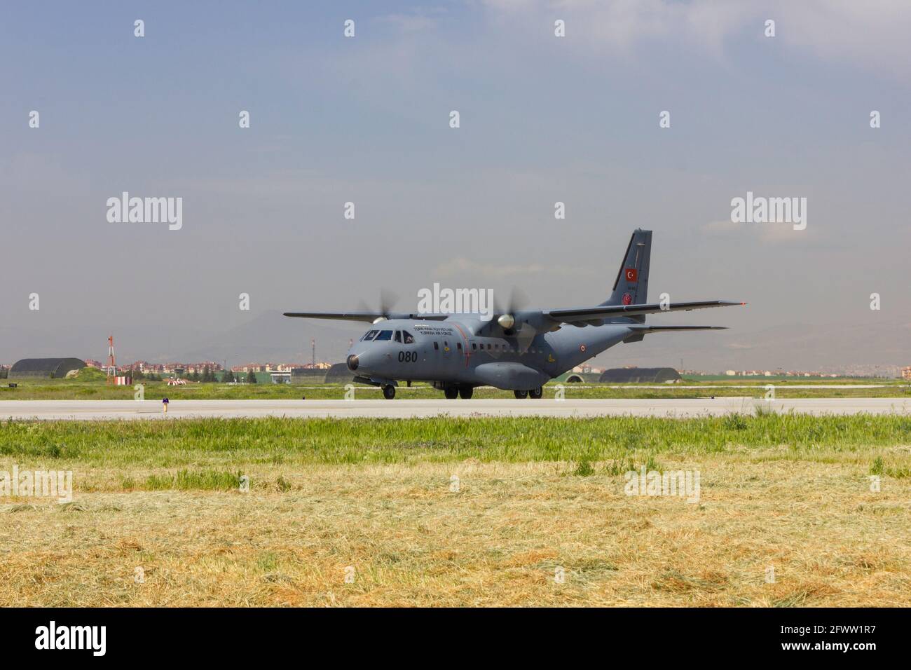 KONYA, TÜRKEI - 08 2015. Mai: Mehrere Flugzeuge der türkischen Luftwaffe, darunter EADS Casa C-295, versammeln sich zu einer militärischen Übung, bekannt als Anatolischer Adler. Pi Stockfoto