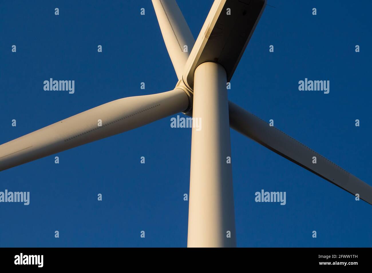 Nahaufnahme der Windmühle in Sigacik / Seferihisar in Izmir / Türkei. Windkraftanlage für saubere, erneuerbare Energie. Nachhaltigkeit Stockfoto