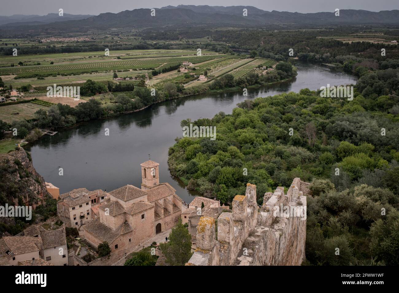 Miravet Dorf am Ufer des Ebro Flusses in der Provinz Tarragona, Katalonien, Spanien. Stockfoto