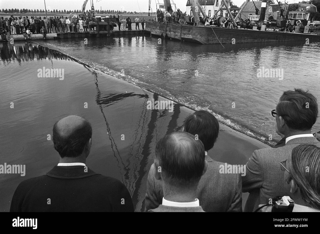 Aufblasbares Wehr in Ringvaart um Haarlemmermeer, 23. August 1972, Wehre, Niederlande, 20. Jahrhundert Presseagentur Foto, Nachrichten zu erinnern, Dokumentarfilm, historische Fotografie 1945-1990, visuelle Geschichten, Menschliche Geschichte des zwanzigsten Jahrhunderts, Momente in der Zeit festzuhalten Stockfoto