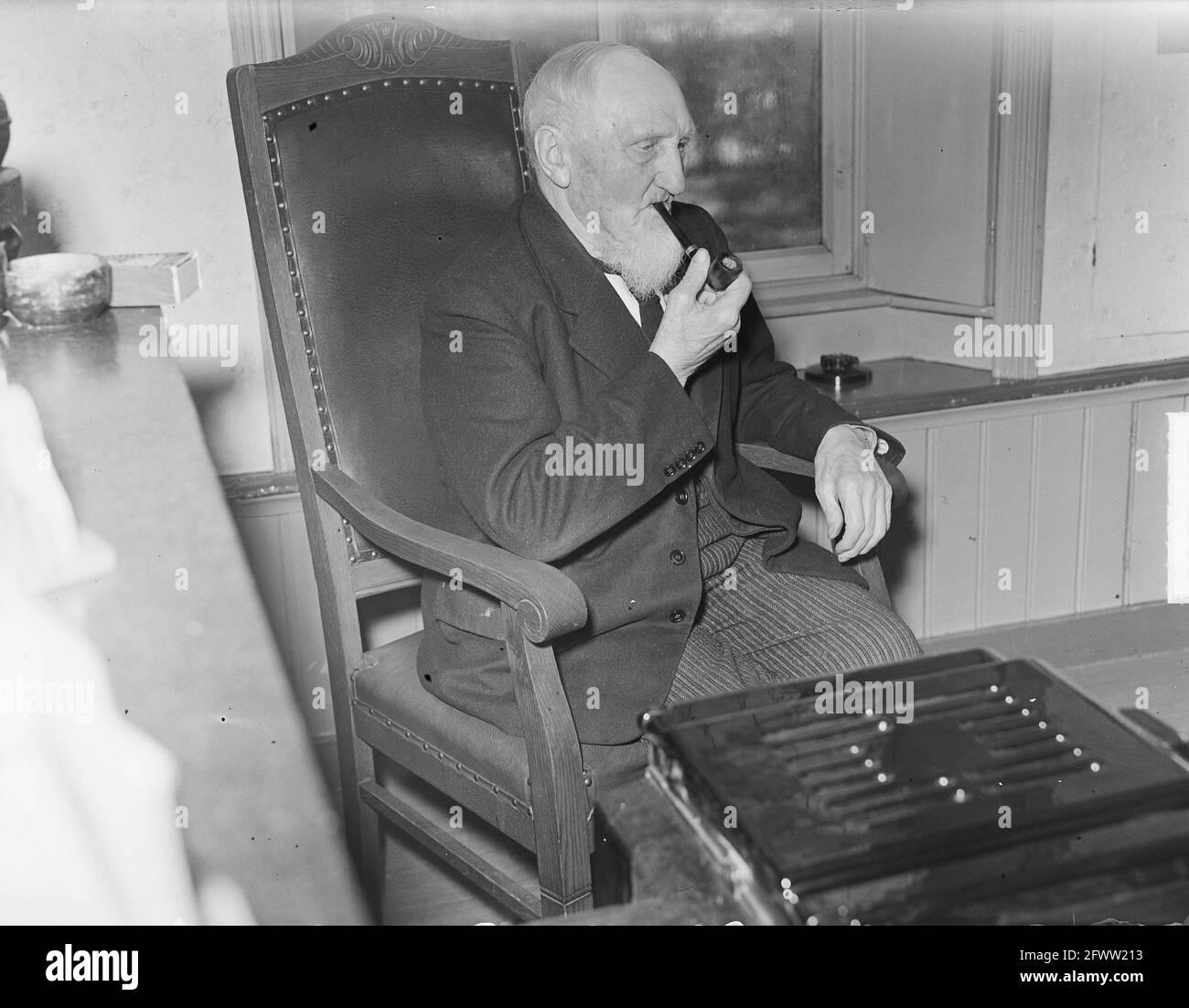 Opa Reiling aus Drouwenermond 104 Jahre alt. Ältester Bewohner der Niederlande, 19. Dezember 1950, ältere Menschen, Pfeifen, Niederlande, Presseagentur des 20. Jahrhunderts, Foto, Nachrichten zum erinnern, Dokumentarfilm, historische Fotografie 1945-1990, visuelle Geschichten, Menschliche Geschichte des zwanzigsten Jahrhunderts, Momente in der Zeit festzuhalten Stockfoto