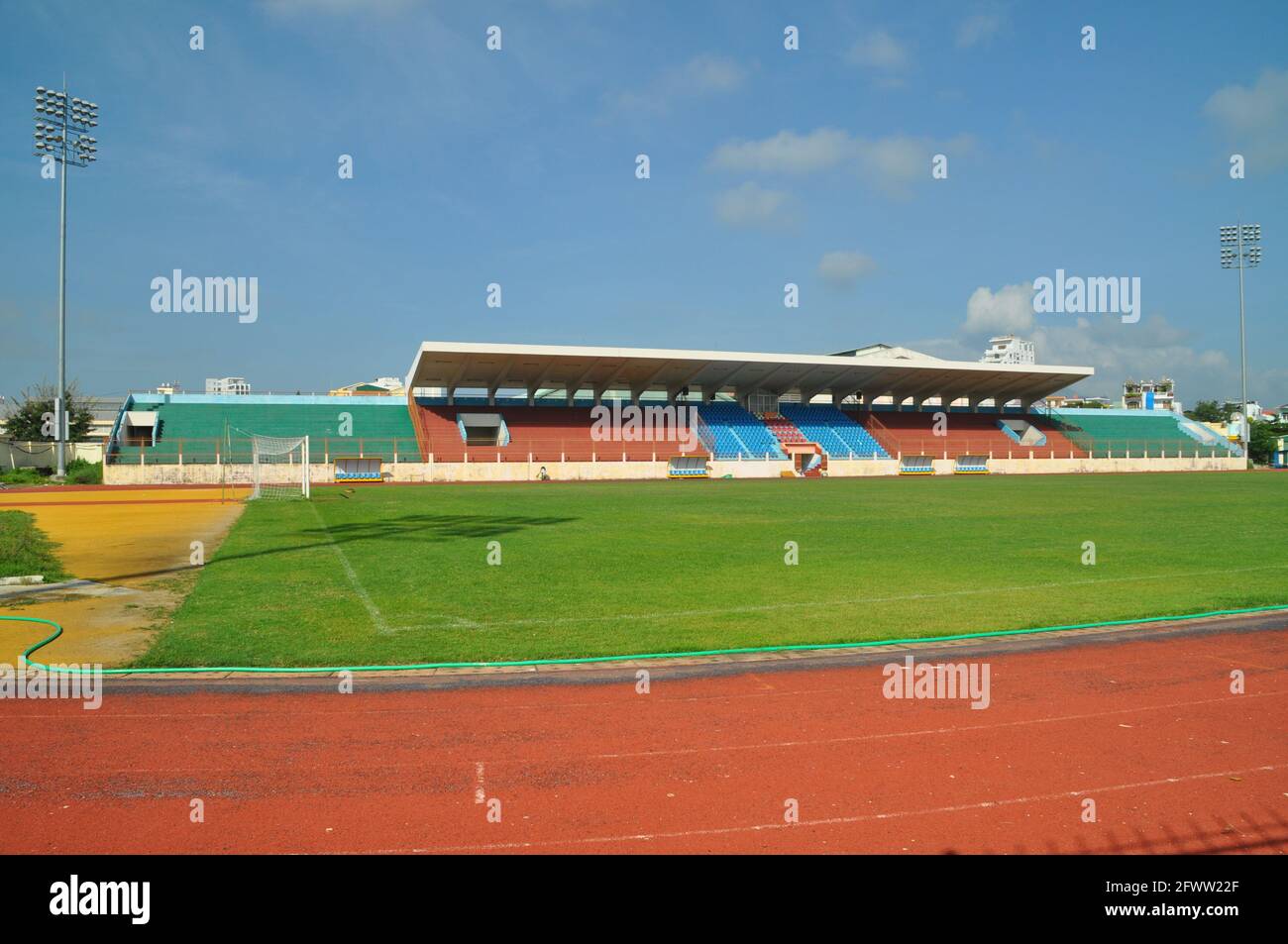 Nha Trang Stadium, ein Fußballstadion in Nha Trang, Vietnam. Stockfoto