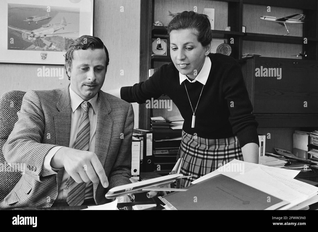 Assignment Audet News Service. Herr Groenevelt (r.) Flieger des Clubs Dakota / Anne Cor Groenevekd, 23. April 1982, Niederlande, Foto der Presseagentur des 20. Jahrhunderts, zu erinnerende Nachrichten, Dokumentation, historische Fotografie 1945-1990, visuelle Geschichten, Menschliche Geschichte des zwanzigsten Jahrhunderts, Momente in der Zeit festzuhalten Stockfoto