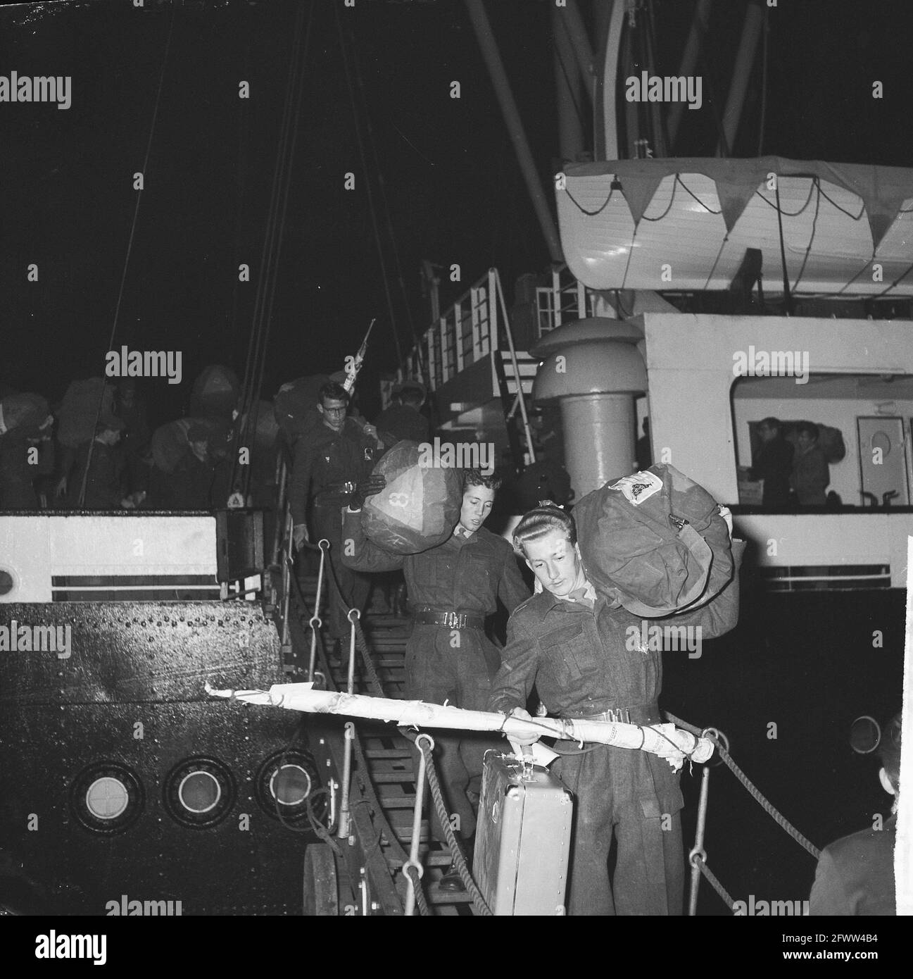 Ankunft erste Ablösung der ersten Suriname-Kompanie in Amsterdam, 23. Februar 1961, COMPAGNIES, DETACHMENTS, Arrivals, Niederlande, Presseagentur des 20. Jahrhunderts, Foto, Nachrichten zum erinnern, Dokumentarfilm, historische Fotografie 1945-1990, visuelle Geschichten, Menschliche Geschichte des zwanzigsten Jahrhunderts, Momente in der Zeit festzuhalten Stockfoto