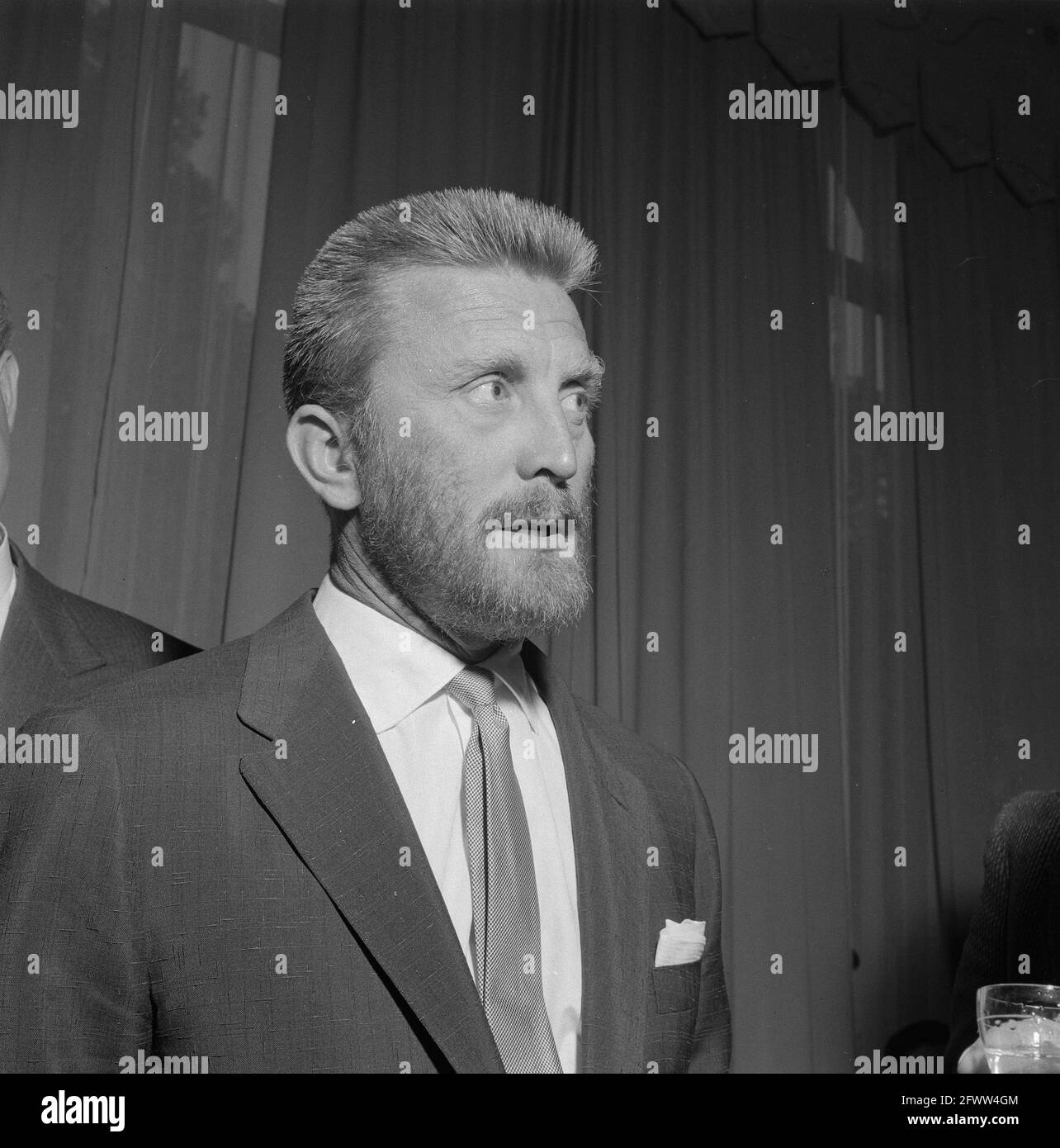 Der amerikanische Filmstar Kirk Douglas in Amsterdam. Er ist Niederlande für die Dreharbeiten zum Film Lust for Life (Regie Vincente Minelli) über das Leben von Vincent van Gogh, 7. September 1955, Schauspieler, Filme, Filmstars, Porträts, Schauspieler, Niederlande, Presseagentur des 20. Jahrhunderts, Foto, Nachrichten zu erinnern, Dokumentarfilm, historische Fotografie 1945-1990, visuelle Geschichten, Menschliche Geschichte des zwanzigsten Jahrhunderts, Momente in der Zeit festzuhalten Stockfoto