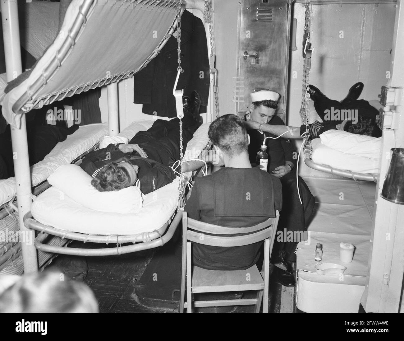 Amerikanische Seeleute spenden Blut für das Niederländische Rote Kreuz, 4. Oktober 1957, BLUTSPENDER, MATROZEN, Niederlande, Presseagentur des 20. Jahrhunderts, Foto, Nachrichten zum erinnern, Dokumentarfilm, historische Fotografie 1945-1990, visuelle Geschichten, Menschliche Geschichte des zwanzigsten Jahrhunderts, Momente in der Zeit festzuhalten Stockfoto