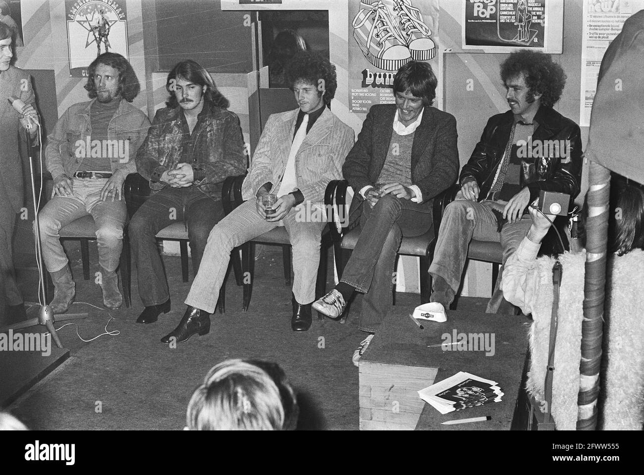 Die amerikanische Popgruppe Flying Burrito Bros im Birdsclub, Amsterdam; Pressekonferenz. Von links nach rechts: Sneaky Pete Kleinow, Rick Roberts, Chris Hillman, Michael Clarke, Bernie Leadon, 23. November 1970, Popgruppen, Pressekonferenzen, Niederlande, 20. Jahrhundert Presseagentur Foto, Nachrichten zu erinnern, Dokumentarfilm, historische Fotografie 1945-1990, visuelle Geschichten, Menschliche Geschichte des zwanzigsten Jahrhunderts, Momente in der Zeit festzuhalten Stockfoto