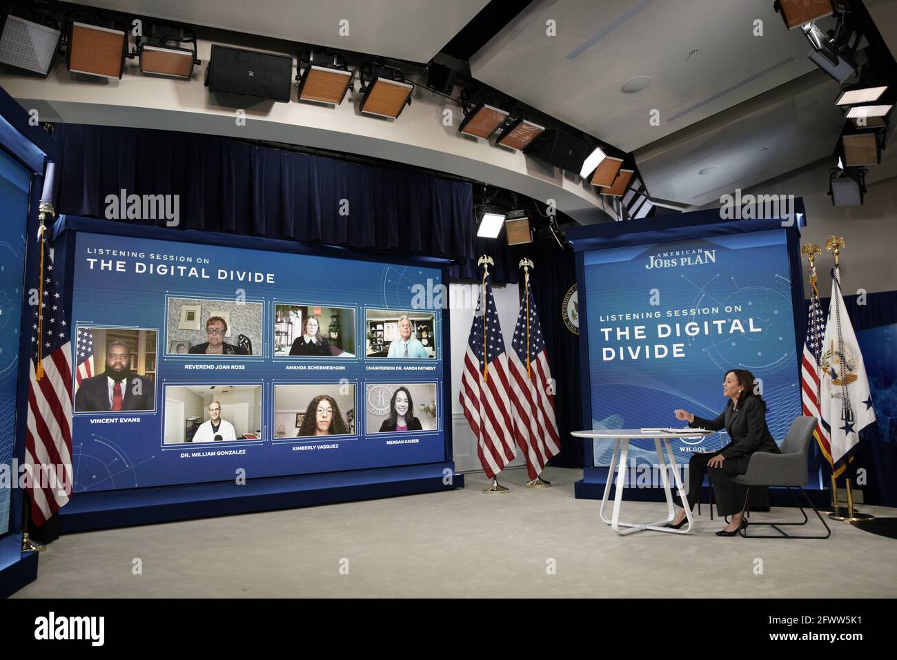 Die US-Vizepräsidentin Kamala Harris veranstaltet am 24. Mai 2021 im South Court Auditorium im Weißen Haus eine Hörsitzung über die digitale Kluft und diskutiert virtuell den amerikanischen Beschäftigungsplan. Foto von Yuri Gripas/ABACAPRESS.COM Stockfoto