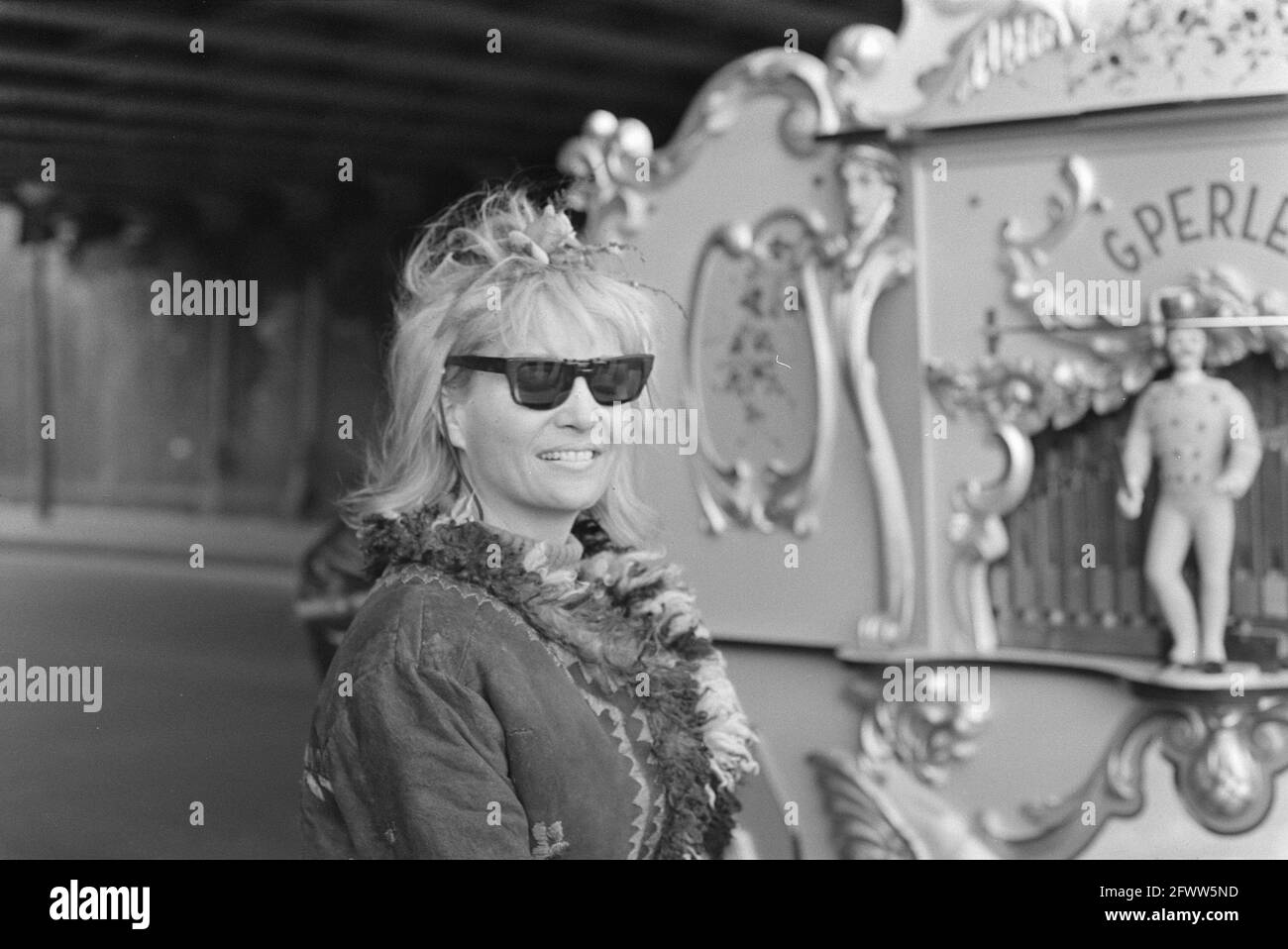 Auftrag: Cinema Int. Netherland Co, Susan Oliver (Schauspielerin Ann Howard in Peyton Place ) im Kanalboot Amsterdam, 13. Februar 1971, Schauspieler, Kanalboote, Schauspieler, Niederlande, Foto der Presseagentur des 20. Jahrhunderts, zu erinnerende Nachrichten, Dokumentarfilm, historische Fotografie 1945-1990, visuelle Geschichten, Menschliche Geschichte des zwanzigsten Jahrhunderts, Momente in der Zeit festzuhalten Stockfoto